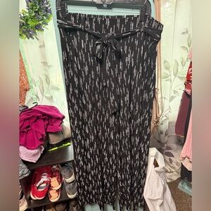 Torrid Black/White Women's pants- size 0/ EUC